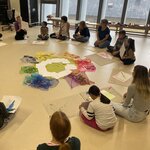 Kinder musizieren im Kreis