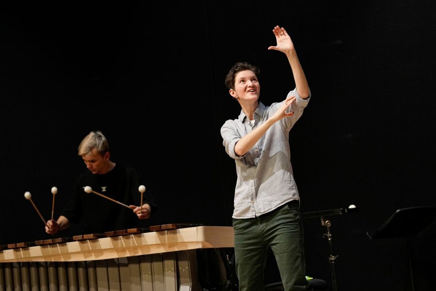 Marimba-Spieler und Gebaerdendolmetscher