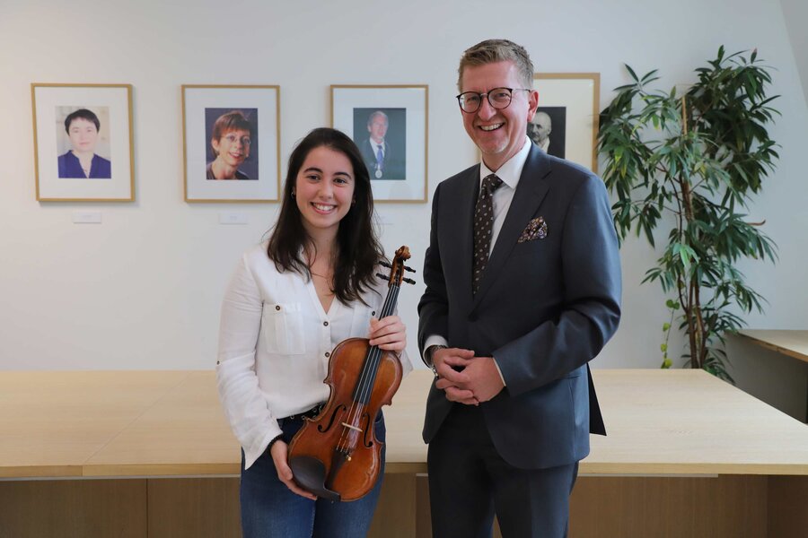  Uebergabe Violine an Clara Pérez Campuzano 