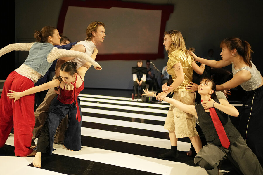 Schauspielstudierende auf Treppe in Bewegung