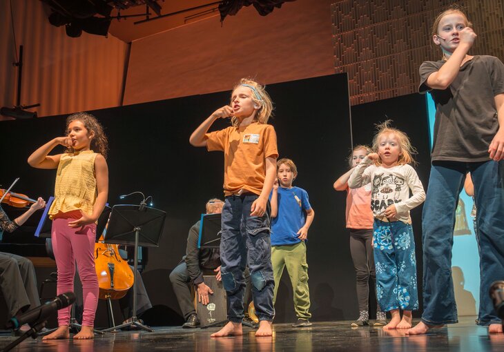 Kinder singen und musizieren