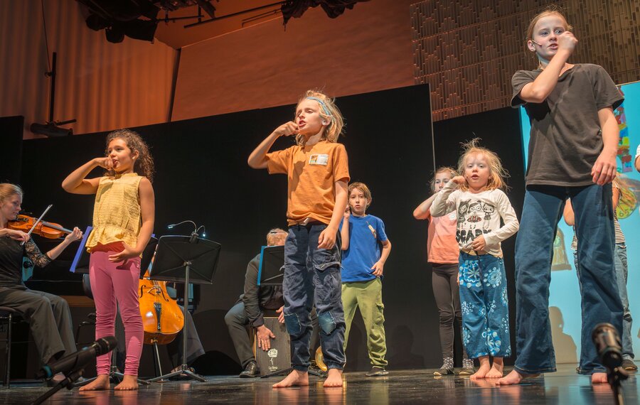 Kinder singen und musizieren