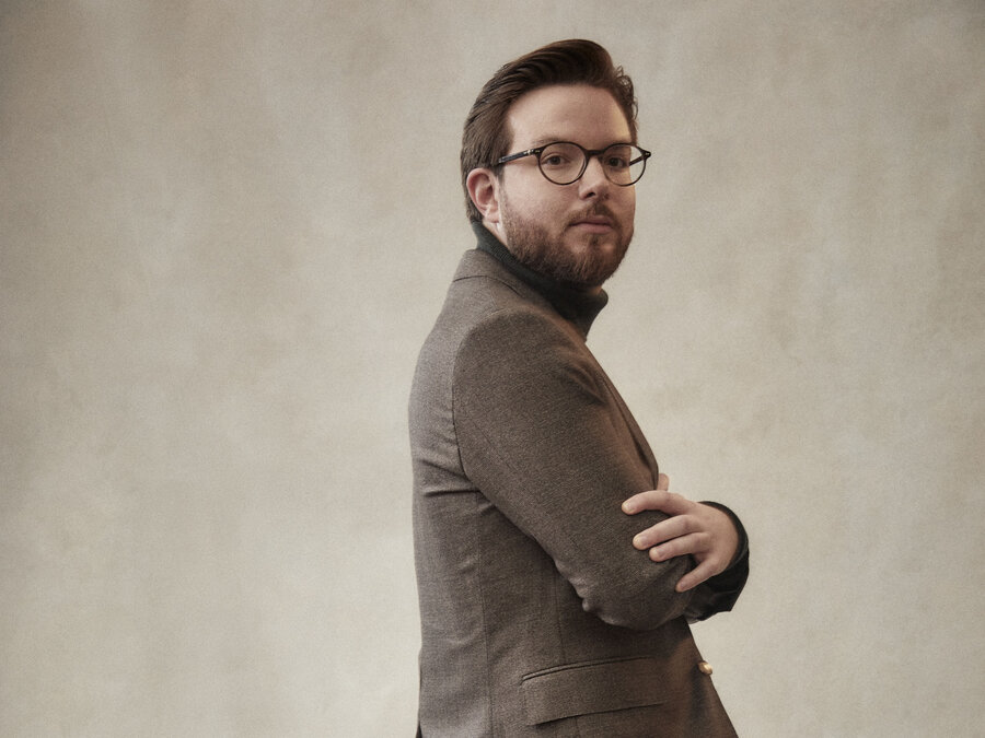 Mann mit Brille und verschraenkten Armen