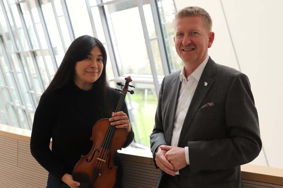  Uebergabe Violine an Kaori Terrones Salazar (c) ABU 