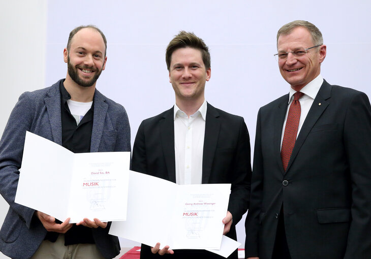 (v.l.n.r.): David Six, Georg Wiesinger und Landeshauptmann Mag. Thomas Stelzer bei der Preisverleihung / Foto: Land OÖ / Stinglmayr