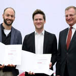 (v.l.n.r.): David Six, Georg Wiesinger und Landeshauptmann Mag. Thomas Stelzer bei der Preisverleihung / Foto: Land OÖ / Stinglmayr